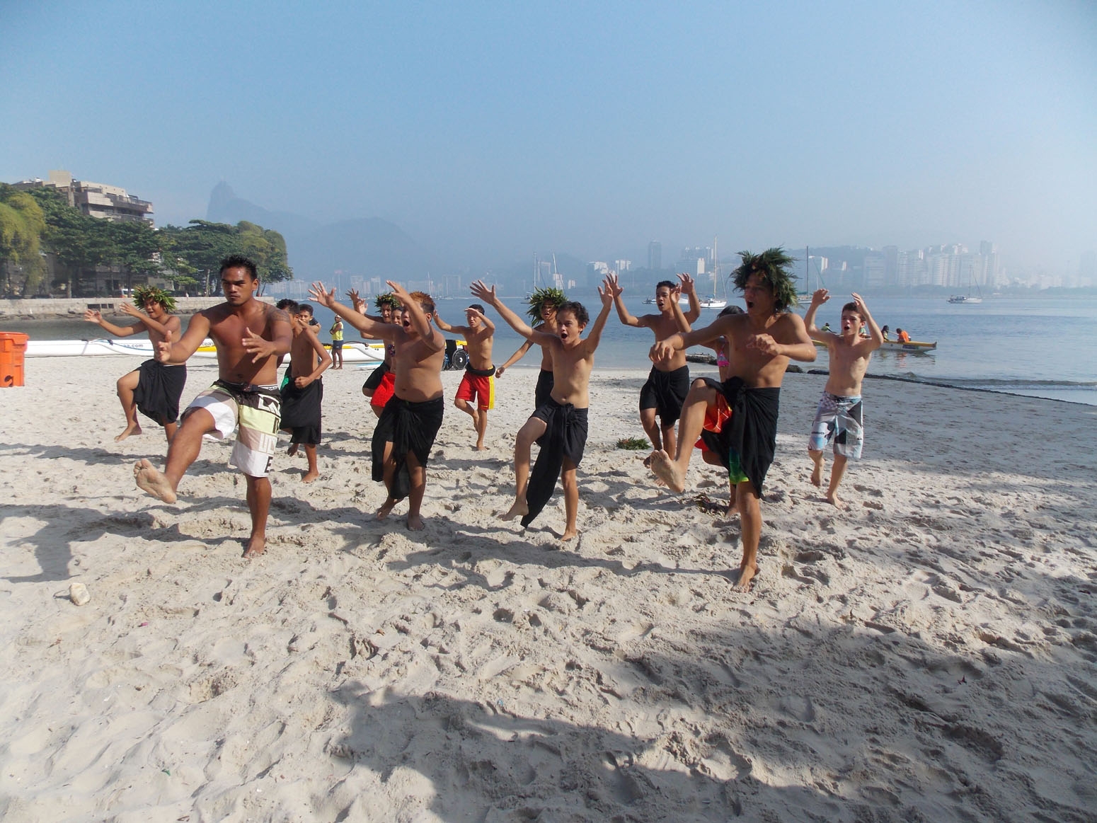 Danças tradicionais da Polinésia francesa na abertura do CINEfoot Tour no Rio nesta segunda